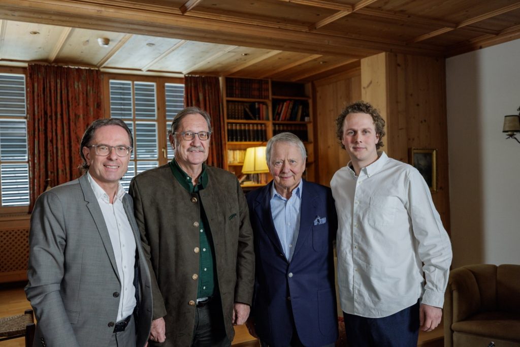 V.l: Produzent Christian Strasser,  Journalist Dr. Gerhard Kuntschik, Dr. Wolfgang Porsche mit Sohn DI Ferdinand Porsche im Schüttgut in Zell am See.